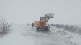 Circulaţie blocată pe mai multe drumuri naţionale din judeţele Tulcea şi Constanţa