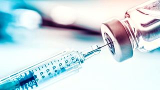 Medicul coordonator al centrului de vaccinare de la Rădăuţi neagă că ar fi vaccinat persoane eligibile pentru etapa a treia