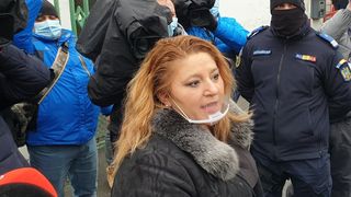 Avocata Diana Șoșoacă a făcut circ în fața spitalului Matei Balș. A fost blocată de jandarmi