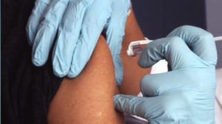 Vaccinul Pfizer anti-COVID-19 nu are legătură cu morţi semnalate &icirc;n urma vaccinării