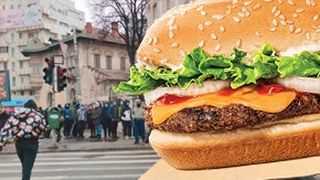 VIDEO -S-au luptat la grămadă pentru un burger gratuit de la fast-food