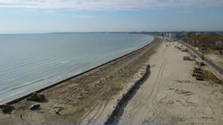 VIDEO - Cu cearșaful pe bucata nouă de plajă