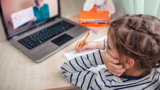 Ce se întâmplă cu elevii care continuă să facă școala online. Cum vor susține evaluările naționale