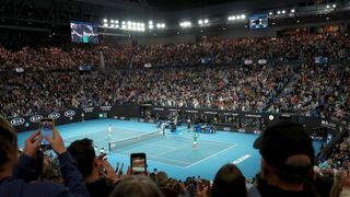 Alertă la Australian Open. Sute de sportivi se află în izolare din cauza virusului Sars-Cov-2