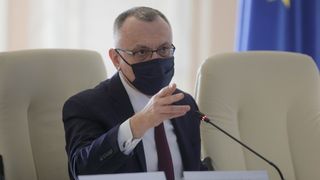 Ministrul Educației, Sorin Cîmpeanu, a anunțat cum vor fi așezați elevii în bănci de luni. Ce se întâmplă dacă un copil este infectat cu Sars-Cov-2