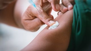 paralizie faciala medic vaccin anti-covid coronavirus efecte adverse pfizer