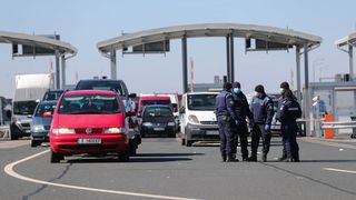 40 cetăţeni străini ascunşi &icirc;n trei automarfare, depistaţi de poliţiştii de frontieră