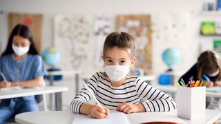 Elevii au revenit în bănci de luni. Ministerul Educației a publicat forma finală a formularului de consimţământ pentru testarea elevilor cu simptome de COVID-19