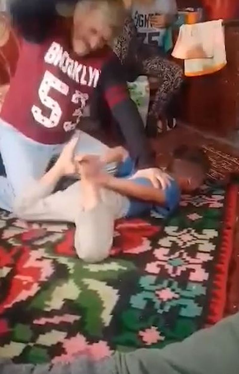 copil bătut cu lemnul la suceava