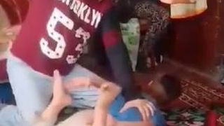 VIDEO| Imagini șocante cu un copil, de șapte ani, bătut de propriul tată. Bătaie cruntă sub privirile mamei