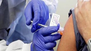 Incident într-un centru de vaccinare. Un pacient a fost imunizat la rapel cu Moderna, în loc de Pfizer