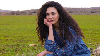 Ebru Șahin, Reyyan, din noul serial “Hercai”, cucerește fanii cu frumusețea sa