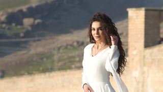 Ebru Șahin, Reyyan, din noul serial “Hercai”, cucerește fanii cu frumusețea sa