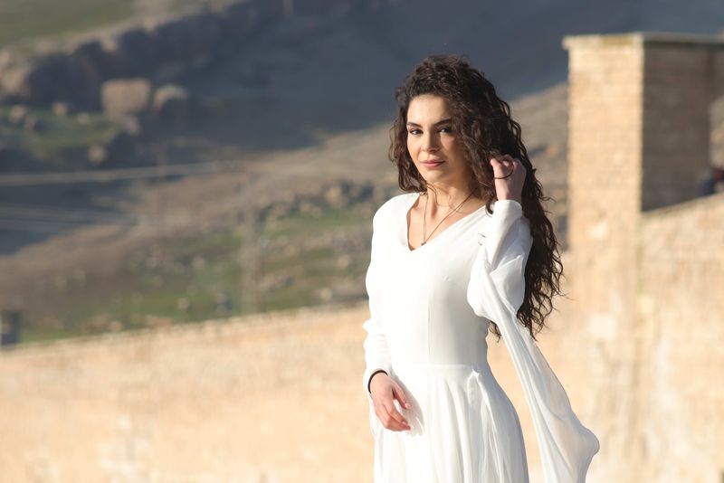 Ebru Șahin, Reyyan, din noul serial “Hercai”, cucerește fanii cu frumusețea sa