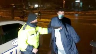 Copil bătut cu sc&acirc;ndura de tatăl său