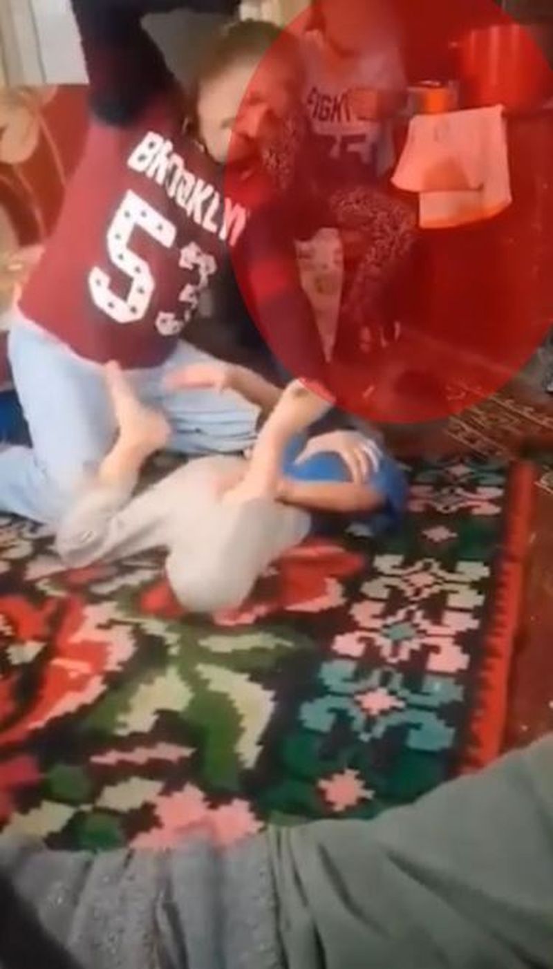 Copil bătutu cu scândura de tatăl său