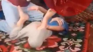 Copil bătutu cu sc&acirc;ndura de tatăl său