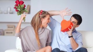 VIDEO - Unii îndrăgostiți își fac declarații de iubire, alții merg la psiholog