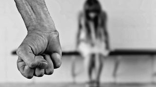 Italia: O rom&acirc;ncă &icirc;nsărcinată a fost jefuită de 11.000 de euro și bătută de către carabinieri