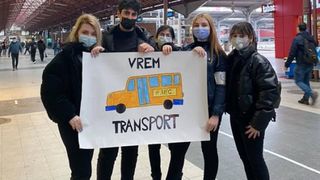 Protest de ultima oră în Piaţa Victoriei. Elevii și studenții au ieșit în stradă: „Florin Cîţu să ne vadă, facem orele în stradă”