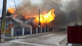 Incendiu violent la o școală în care se aflau elevi