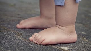 bebeluș găsit pe scara blocului