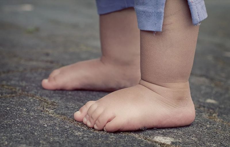 bebeluș găsit pe scara blocului