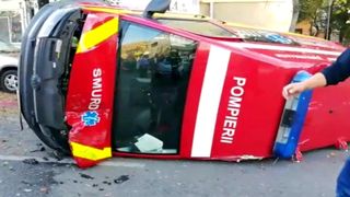 O ambulanță SMURD s-a răsturnat. Accident produs de către o șoferiță