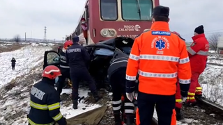 Eveniment tragic: Mașină cu doi tineri strivită de un tren