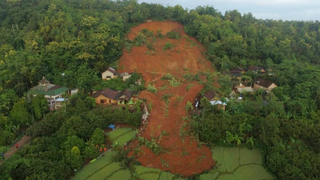 Mai mulți morţi şi zece dispăruţi în Indonezia, în urma unei alunecări de teren