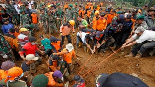 Mai mulți morţi şi zece dispăruţi în Indonezia, în urma unei alunecări de teren