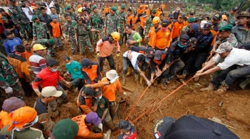 Mai mulți morţi şi zece dispăruţi în Indonezia, în urma unei alunecări de teren