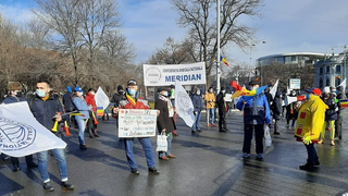 Protest al ceferiştilor &icirc;n faţa Ministerului Transporturilor, nemulţumiţi de măsurile bugetare