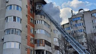 VIDEO - Incendiu puternic la etajul șase. O femeie a sărit de la geam