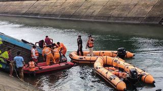 Un autobuz a plonjat într-un canal. Cel puțin 40 de oameni au murit
