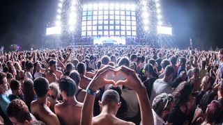 Țara care va organiza concerte de probă pentru a testa răspândirea coronavirusului în aglomerație