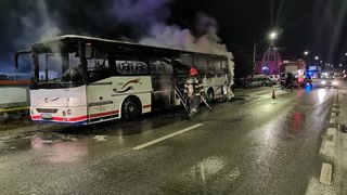 Un autocar cu 30 de oameni la bord a luat foc &icirc;n mers, &icirc;n județul Sibiu