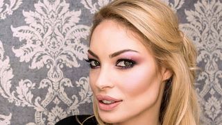 VIDEO - Ședință foto deosebită pentru Valentina Pelinel în pandemie