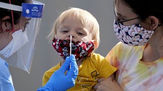 Medicii din SUA avertizează: tot mai mulți copii au forme grave de COVID-19