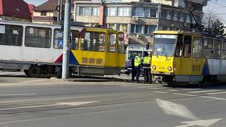 Accident între un tramvai care a ieșit complet de pe șine și un autoturism