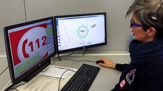 Un copil de 2 ani care se îneca cu o bomboană, salvat de un dispecer de la 112