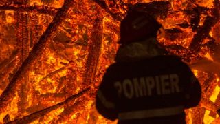 Bărbat în vârstă de 55 de ani, ars de viu de față cu vecinii