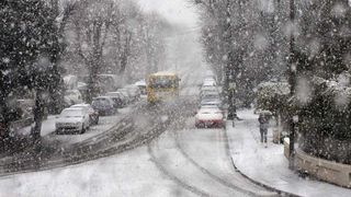 Alertă meteo de la ANM. Ninsori, lapoviță și polei până sâmbătă seara