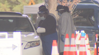 Două femei, deghizate în ”bunicuţe” pentru a fi vaccinate cu a doua doză de vaccin anti-COVID