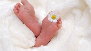 Caz șocant. Un bebeluș, de șase luni, a murit după ce a fost legănat de către părinți