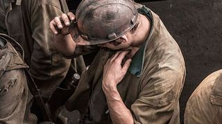 VIDEO - Scene dramatice la Valea Jiului: Unul dintre cei peste 100 de mineri care protestează în subteran, scos la suprafață