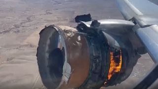 Incident șocant &icirc;n Denver: Bucăţi din carcasa motorului unui avion Boeing au căzut &icirc;ntr-o zonă rezidenţială, după o explozie