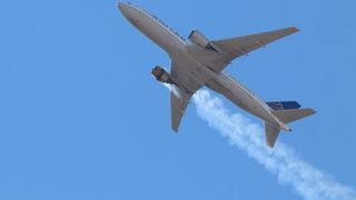 Incident șocant &icirc;n Denver: Bucăţi din carcasa motorului unui avion Boeing au căzut &icirc;ntr-o zonă rezidenţială, după o explozie