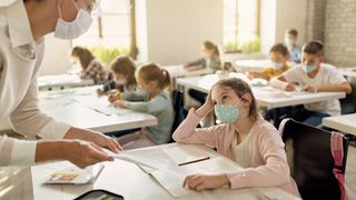 Când începe vaccinarea personalului din învăţământ. Anunțul oficial