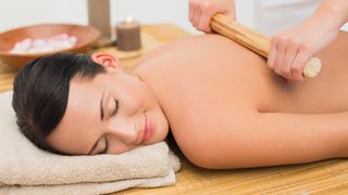 Cum se efectuează cel mai bun masaj anticelulitic cu bambus și ce înseamnă